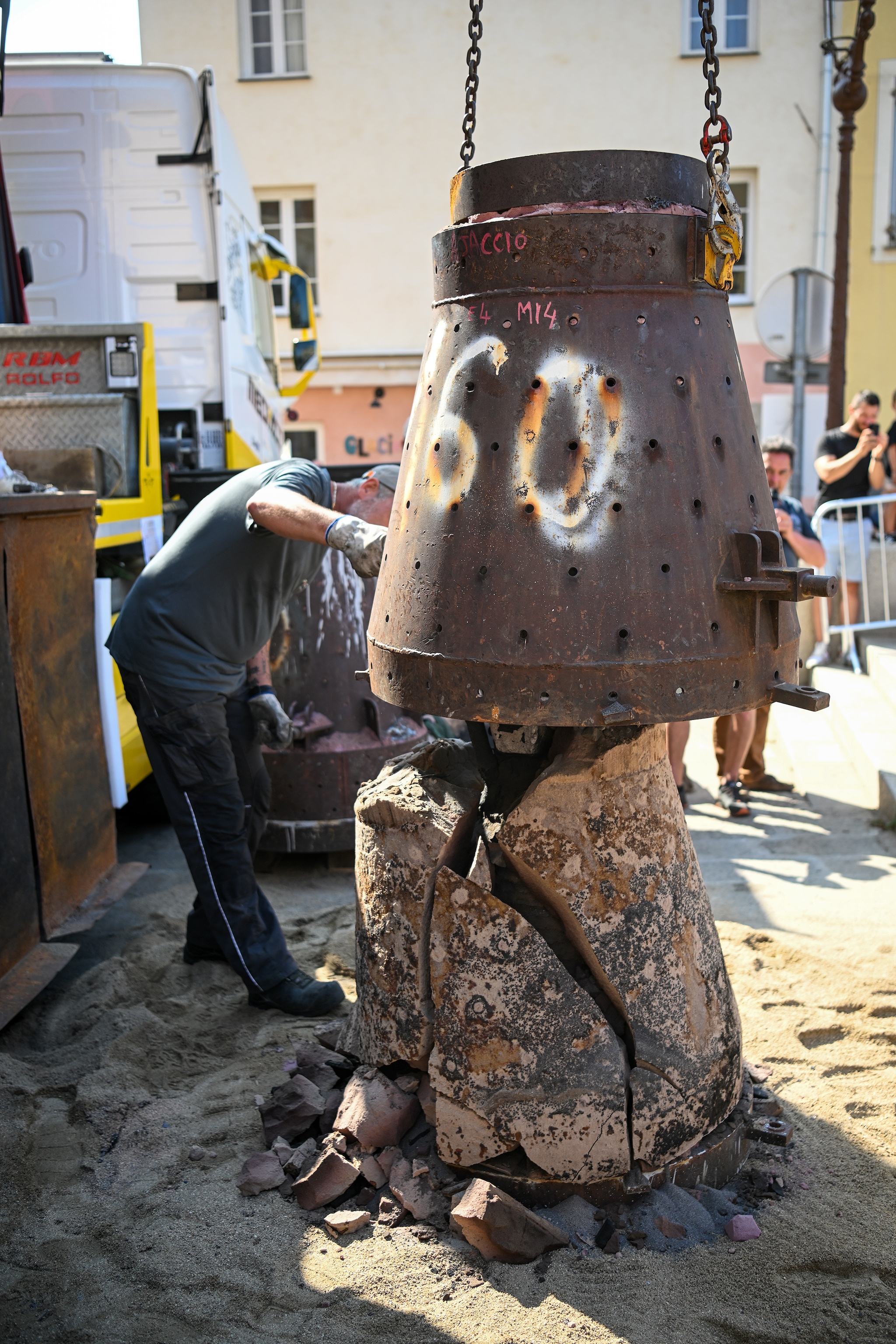 Tôt dans la matinée, le jeudi 25 juillet, les artisans ont procédé au décochage de la cloche.