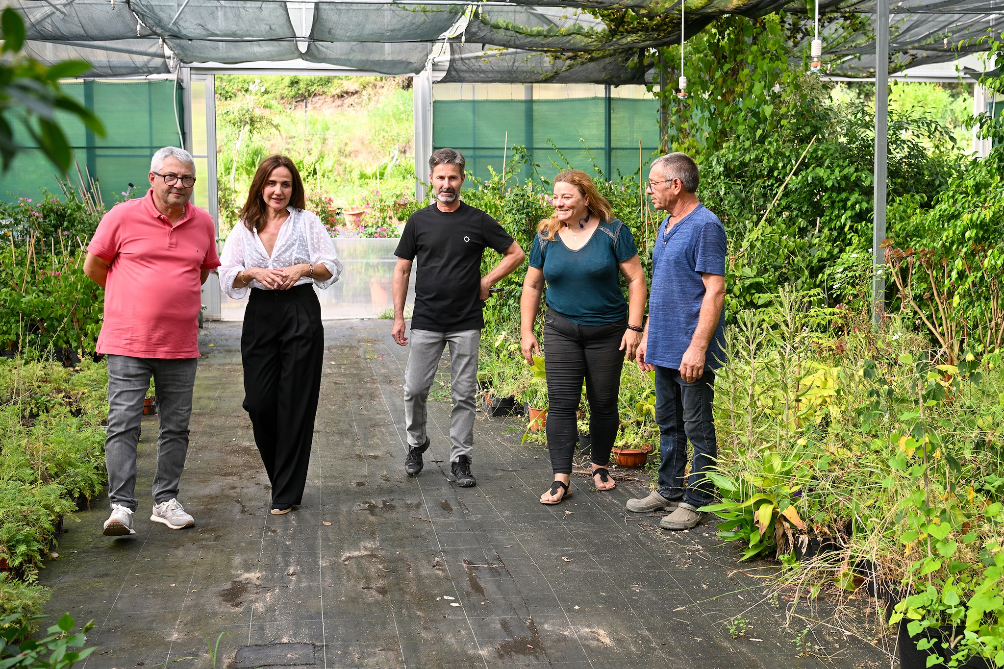 De gauche à droite : Laurent Coppolani, chef de service moyens et production, Caroline Corticchiato, adjointe à l’excellence environnementale, Michel Beaumont, chef de service espaces remarquables, Severine Goudard, directrice adjointe à la DEVL, et Joëlle Prévost, responsable de la pépinière municipale.