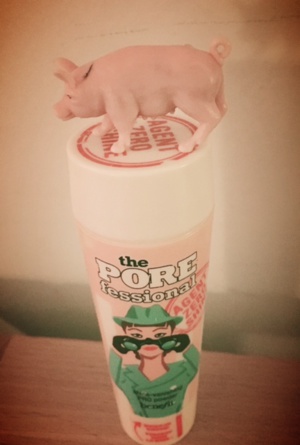 montage décalé entre un cosmétique (marque Benefit) et un jouet montage décalé entre un cosmétique (marque Benefit) et un jouet