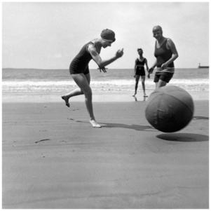 photo Jacques Henri Lartigue, Yvonne, Koko et Bibi. Royan, juillet 1924
