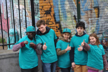 Zeven jonge vrijwilligers van de vereniging Zeg Neen tegen Drugs hebben een antidrugs preventiestand gezet bij de metrouitgang van Clémenceau
