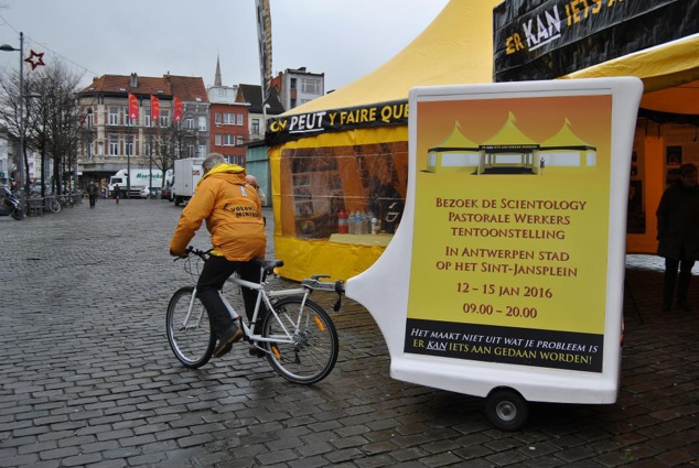 De gele tent van de Scientology Pastorale Werkers  in Antwerpen