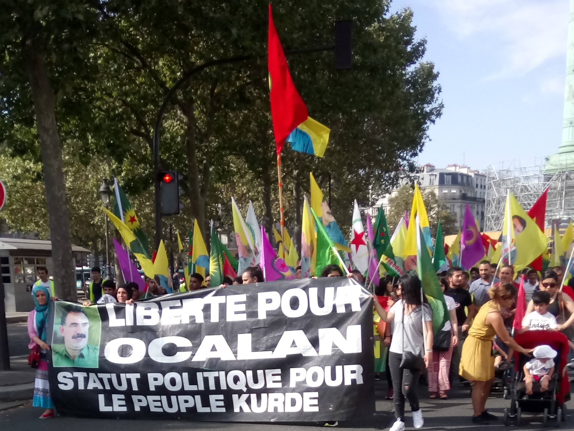 Marche kurde à Paris  : La Kabylie présente, en soutien à "une solution politique pour le Kurdistan"