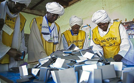 Personnel de la commission de comptage au bureau de vote du Club des Forces armées à Djouba (Photo : REUTERS)