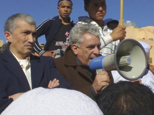 À droite, M. Mustapha Bouchachi, Président de la Ligue algérienne de défense des droits de l'homme