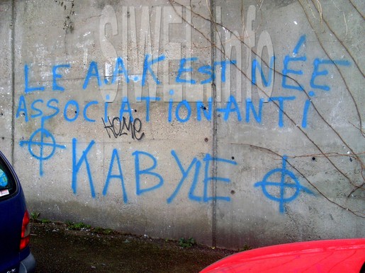 Graffitis anti-Kabyles sur un mur à Saint-Etienne, France (Photo SIWEL)