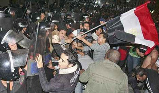 Bras de fer entre des manifestants et la police au Caire - Photo : AP