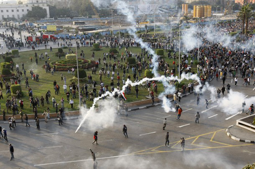 Grenades de gaz lacrymogène tirées par la police égyptienne au centre du Caire, 25 janvier 2011 — AFP/Getty Images