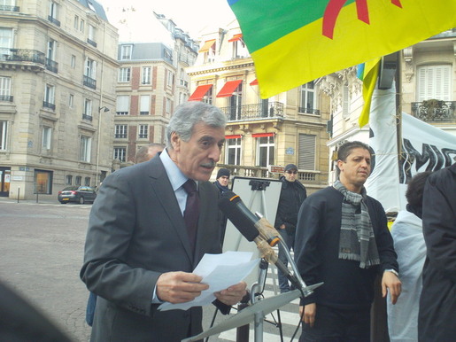 Ferhat Mehenni lors d'un rassemblement devant l'ambassade d'Algérie à Paris le 15 janvier 2011 (Photo : M. A. - SIWEL)
