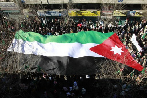 Des milliers de Jordaniens ont manifesté à Amman exigeant la démission du gouvernement, le 21 janvier 2011 (Photo : AFP)