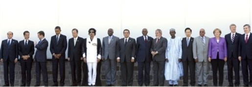 Hosni Moubarak au milieu de la photo de groupe lors du sommet G8 à L'Aquila, le 10 juillet 2009. Crédits photo : AP