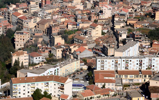 Vue de la ville de Tizi Rached. Crédits photo : Hacntizi