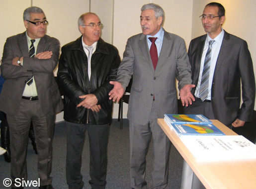 De gauche à droite : MM. Idir Djouder, Mouloud Merhab, Ferhat Mehenni et Arezki Boussaid lors de l'inauguration du siège de l'Anavad et de l'état-civil kabyle, le 27/11/2010 (PH. SIWEL)