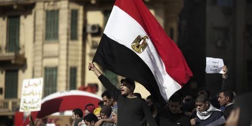 Manifestants brandissant le drapeau Place Tahrir ( Photo : AFP)