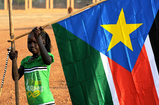 Le drapeau du Sud-Soudan est avant tout le drapeau du gouvernemement transitoire du Sud-Soudan. Il est à l'origine le drapeau utilisé par l'armée populaire de libération du Soudan qui lutte pour l'indépendance de la région.