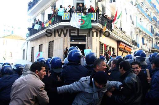 Les militants du RCD empêchés de sortir de leur siège régional le 22 janvier 2011 (Photo SIWEL)