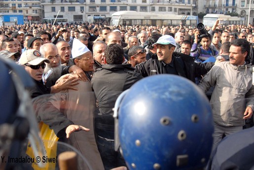 Ali Benhadj et ses partisans malmenés par la police anti-émeute à Alger (Photo SIWEL)