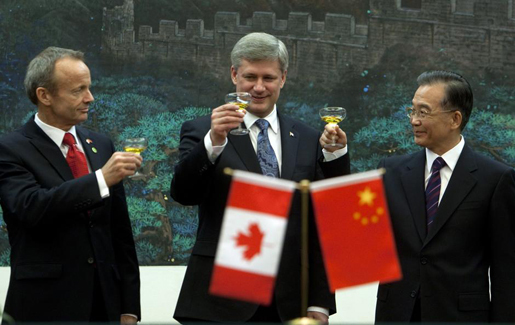 De gauche à droite : Stockwell Day, Stephen-Harper et Wen Jiabao, le 3 décembre 2009. Crédit photo : Reuters
