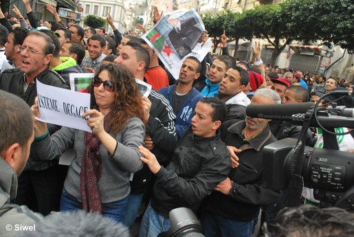 Manifestants et pro-Bouteflika se disputent les quelques espaces cédés par la police (Photo Siwel)