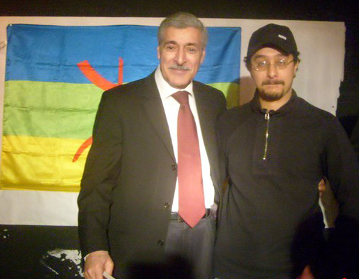 Ferhat Mehenni avec le militant libyen Mazigh Bouzakhar, un des frères emprisonnés depuis le 16 décembre par la police de Kadhafi (Photo : Boualem K.)