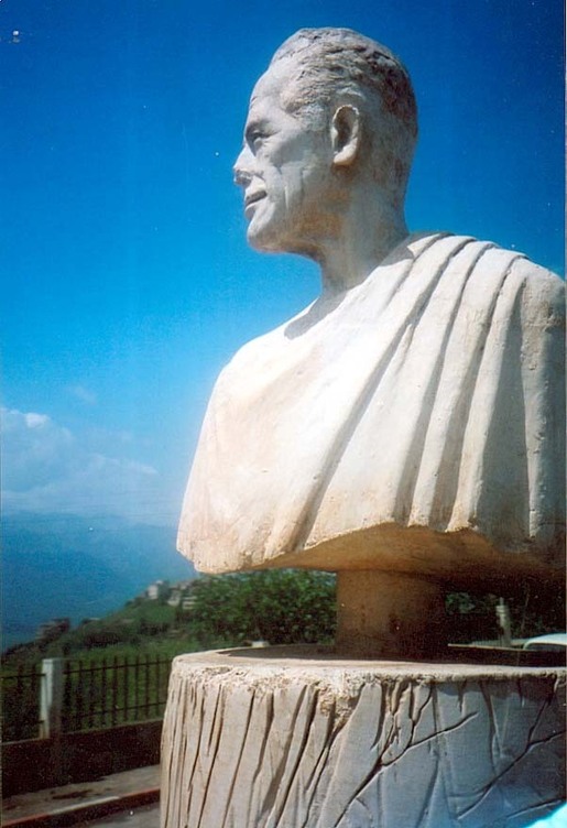 Buste de Mouloud Mammeri a Ath Yenni (Photo DR)