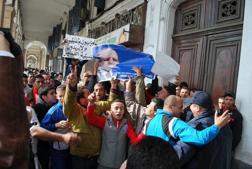 Les contre-manifestants affichant des posters du président Bouteflika (PH/ Y. Imadalou - SIWEL)