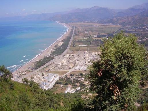 Vue de la ville cotière d'Aokas. PH/DR