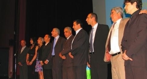 Les membres du premier Gouvernement provisoire kabyle lors de son installation le 1er juin 2010 au Palais des Congrès, à Paris (PH : SIWEL)
