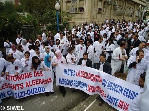 Sit-in des médecins résidents devant le siège de l’hôpital de la ville de Tizi-Ouzou (PH/SIWEL)