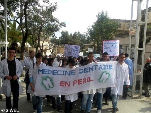 Tizi-Ouzou : grève et marche des étudiants en chirurgie dentaire