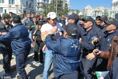 Les quelques manifestants impuissants face aux nombreux policiers. Ph / Siwel