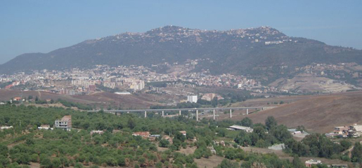 Au fond sur les montagnes, les villages de Redjaouna et l'hôpital du Belloua à droite (Crédit photo : Mahmoud Boudarene=