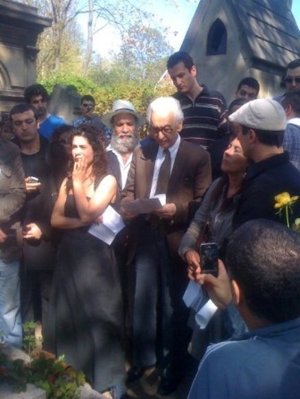 Hocine Ait Ahmed devant la tombe d'Ali Mecili. PH/Algérie-politique