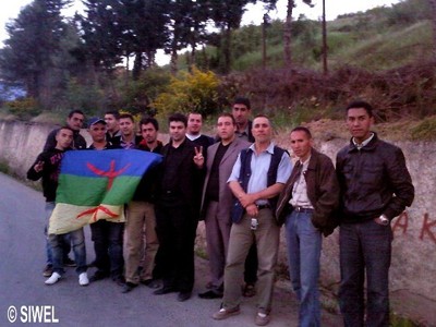 Arezqi At Hammouche (au mileu) en compagnie de cadres et militants du MAK (© SIWEL)