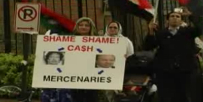 Des manifestants libyens devant l'ambassade d'Algérie à Washington, le 28/04/2011 (Photo SIWEL)