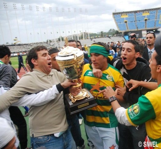 Fares Hamiti tenant la coupe d'Algérie © SIWEL