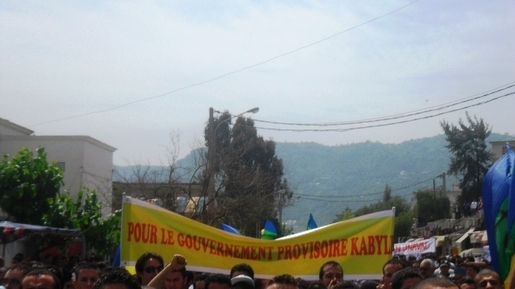 La banderole accrochée par les autonomistes sur les gradins du stade de Tizi-Ouzou. PH/Siwel
