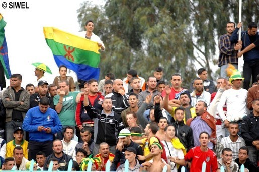 Des supporters de la JSK lors d'un match de football. Photo SIWEL