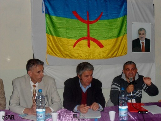 De gauche à droite : Mouloud Mebarki SG du MAK, Azrou Loukad et Bouaziz Aït Chebbib secrétaires nationaux à la culture et à l'organique (© SIWEL)