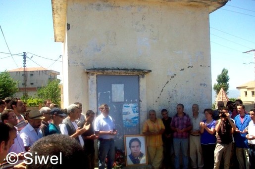 Des manifestants se recueillent à la mémoire de Mustapha Dial tué par des militaires (PH/ Siwel)