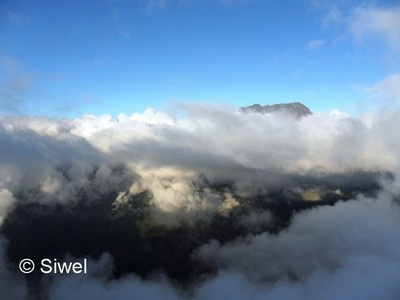 Le Piton des Neiges dans les nuages (PHOTO: SIWEL)