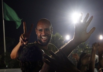 Saif al-Islam Kadhafi devant les journalistes à Tripoli  le 23 août 2011 (PHOTO : AFP / Imed Lamloum )