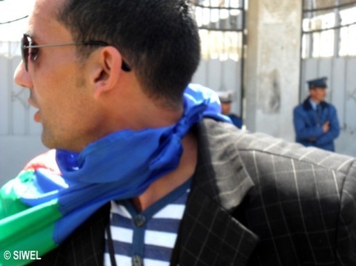 Militant du MAK à Bouira lors de la marche du 20 avril 2011