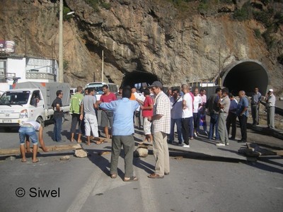 Les habitants d’Aokas ont procédé à la fermeture de la RN9 (PHOTO: Siwel)