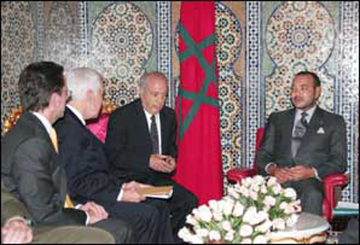 Mohamed VI, roi du Maroc avec le sénateur américain (2e à partir de la gauche), le 19/08/2005 à Tetouan (PHOTO: DR)