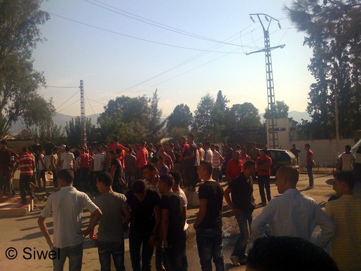 Fréha : des dizaines de citoyens se rassemblent devant la caserne et demandent le départ des militaires