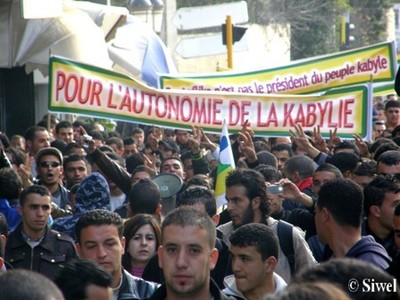 Des centaines de marcheurs répondent à l'appel du MAK à Akbou
