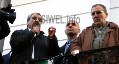 M. Ait Hamouda à droite avec Saïd Sadi s'exprimant aux militants du RCD lors de la marche avortée du 22/01/2011 à Alger (PH/RIO)