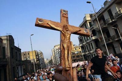 Des Coptes en protestation contre le Conseil militaire de l'Egypte non loin de la cathédrale St Marc du Caire le 10/10/2011