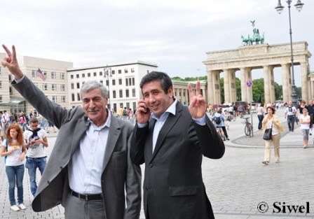 Ferhat Mehenni et Lyazid Abid, devant la porte de Brandebourg à Berlin, le 23 août 2011. (Photo : SIWEL)